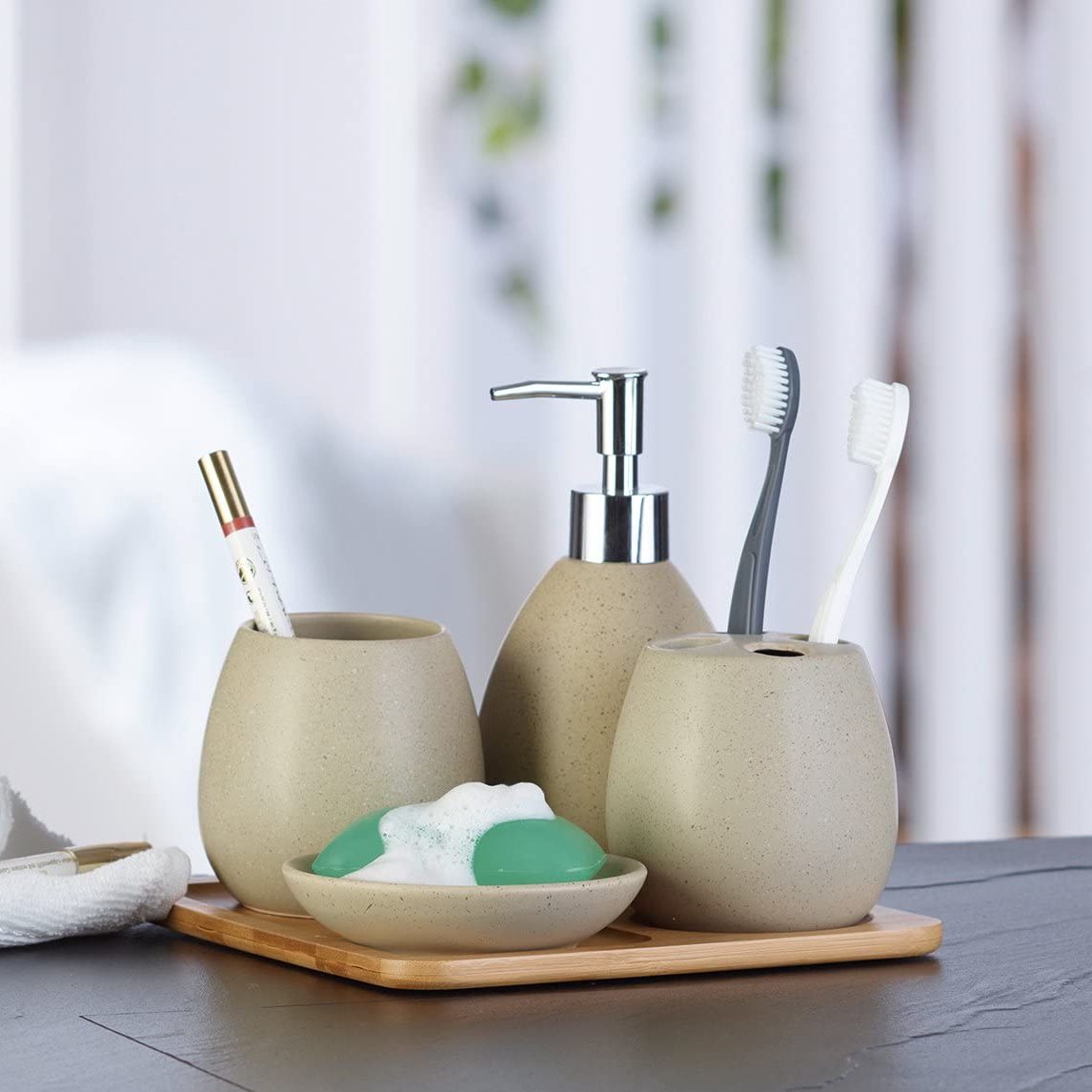 Set accessori da bagno in ceramica e legno marrone